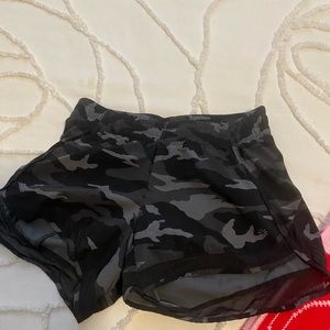 Athleta mesh racer run short 4’